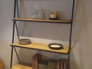 Come aumentare lo spazio adibito ai libri nel soggiorno cercando “libreria moderna, ripiani acciaio e legno, struttura libreria”